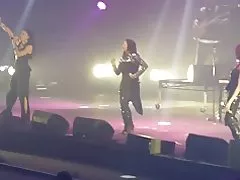 Zrel ebony dame visoke pete škornje en vogue imajo na živo