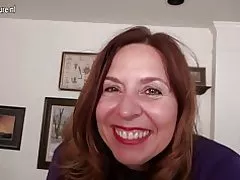 Poredni ameriška mama igra sama s sabo